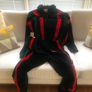 XL 100% Authentic Gucci Velour Sweatsuit. Runs true to size. Both top and pants